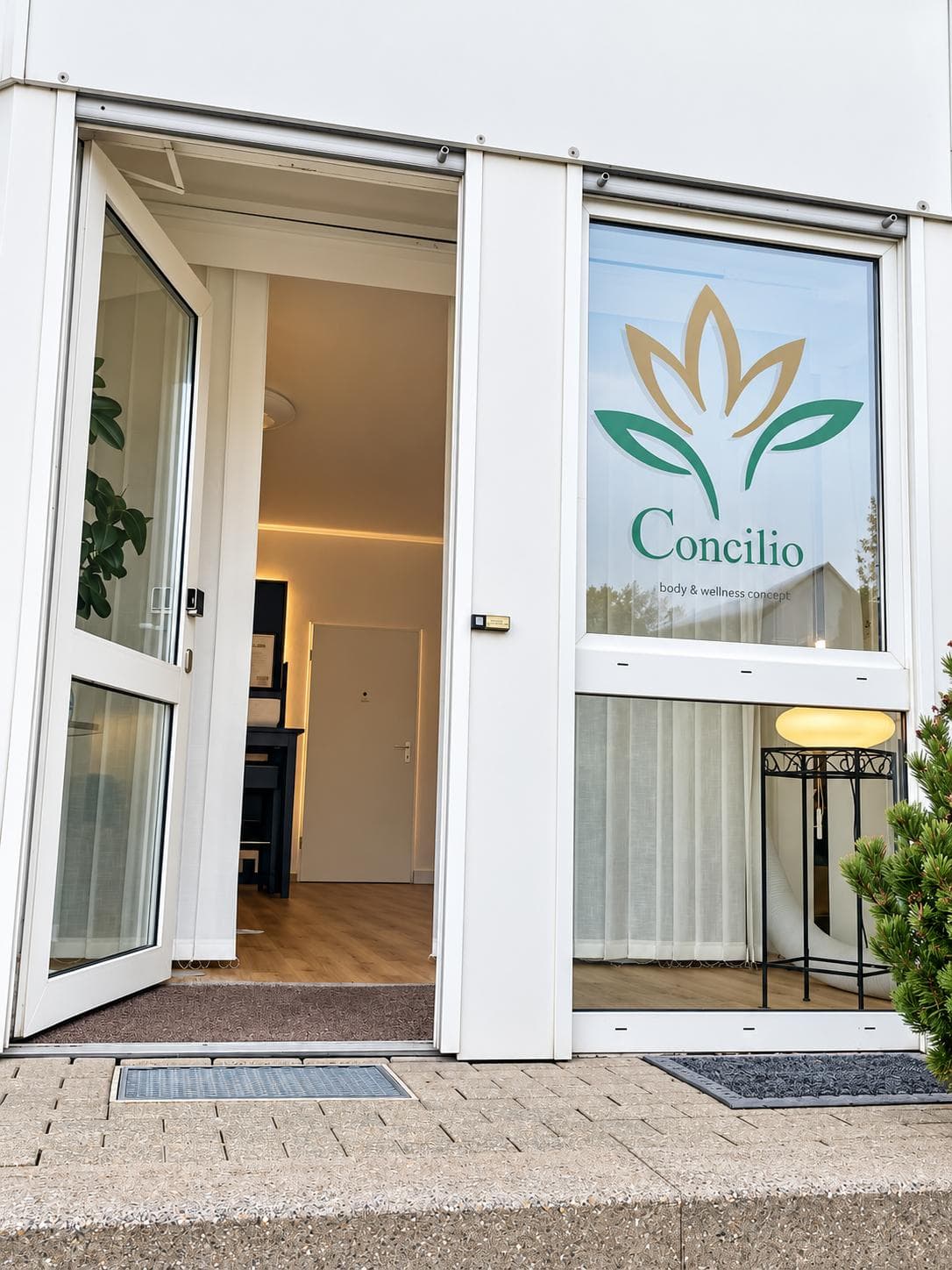 Eingang zum Concilio Studio mit dem Logo auf der Glastür